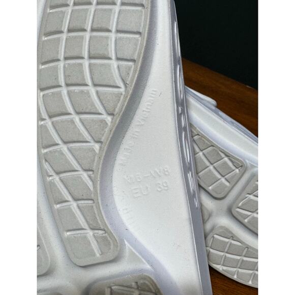 Oofos slides in excellent condition men's 6 women's 8 - Picture 4 of 6